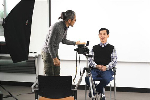 한마음F&C가 기획한 장수 희망사진관에서 사진 찍는 모습